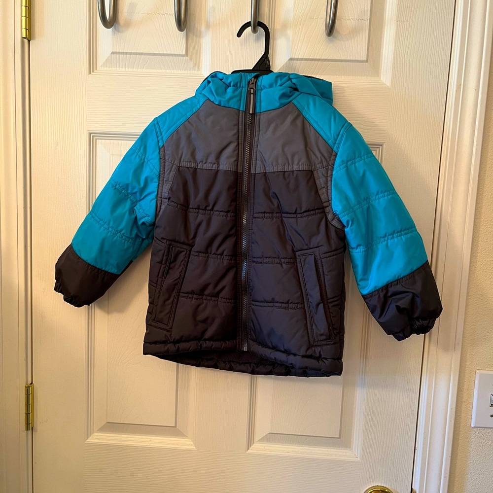 Whales Tail Hooded Boys Winter Coat Fleece Lined Size 4. Polyester fill.